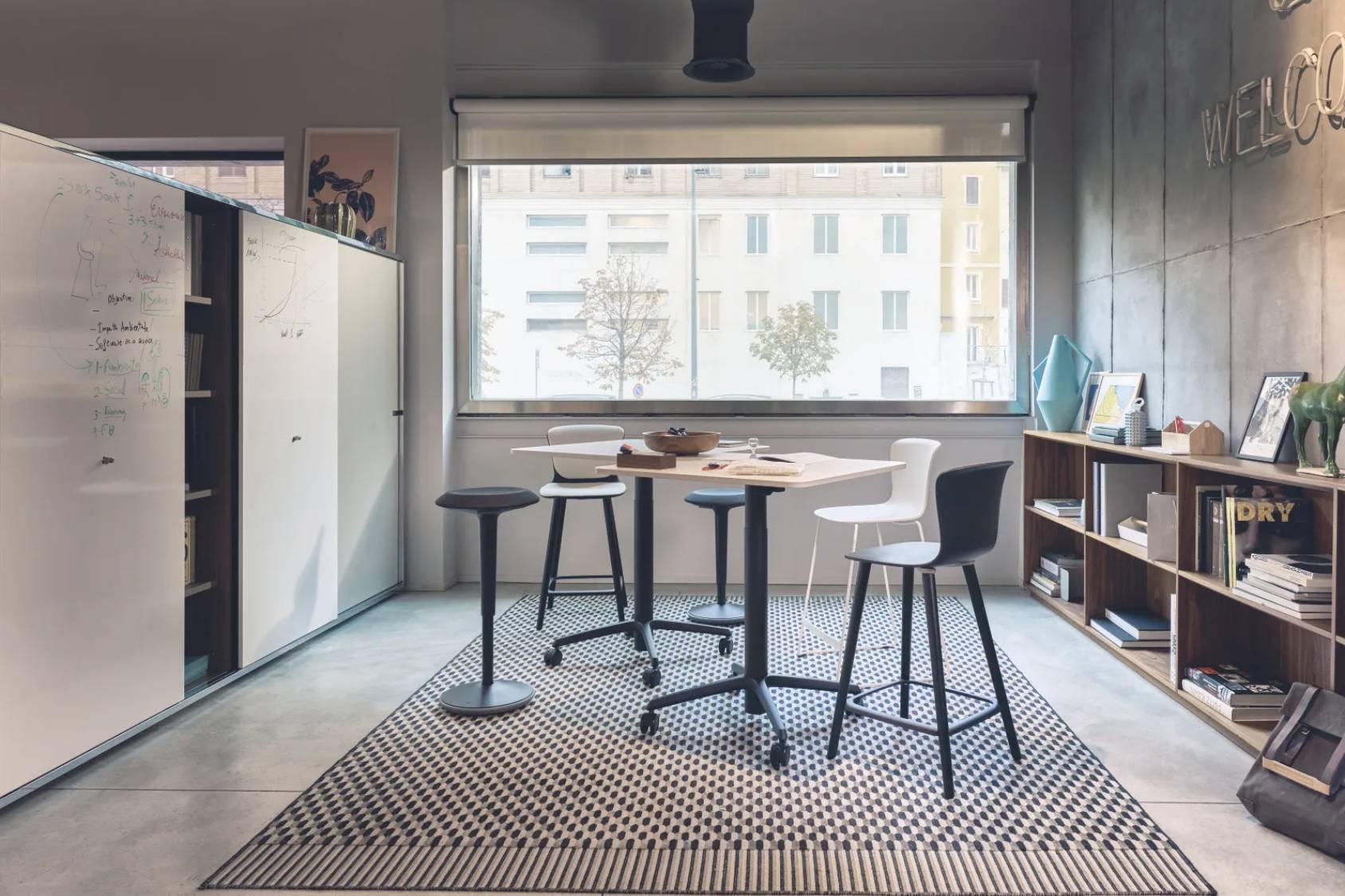 se:spot stool Barhocker mit schlankem Holzgestell und Sitz in Schwarz und Weiß, in modernem Büro mit großem Fenster und Teppich