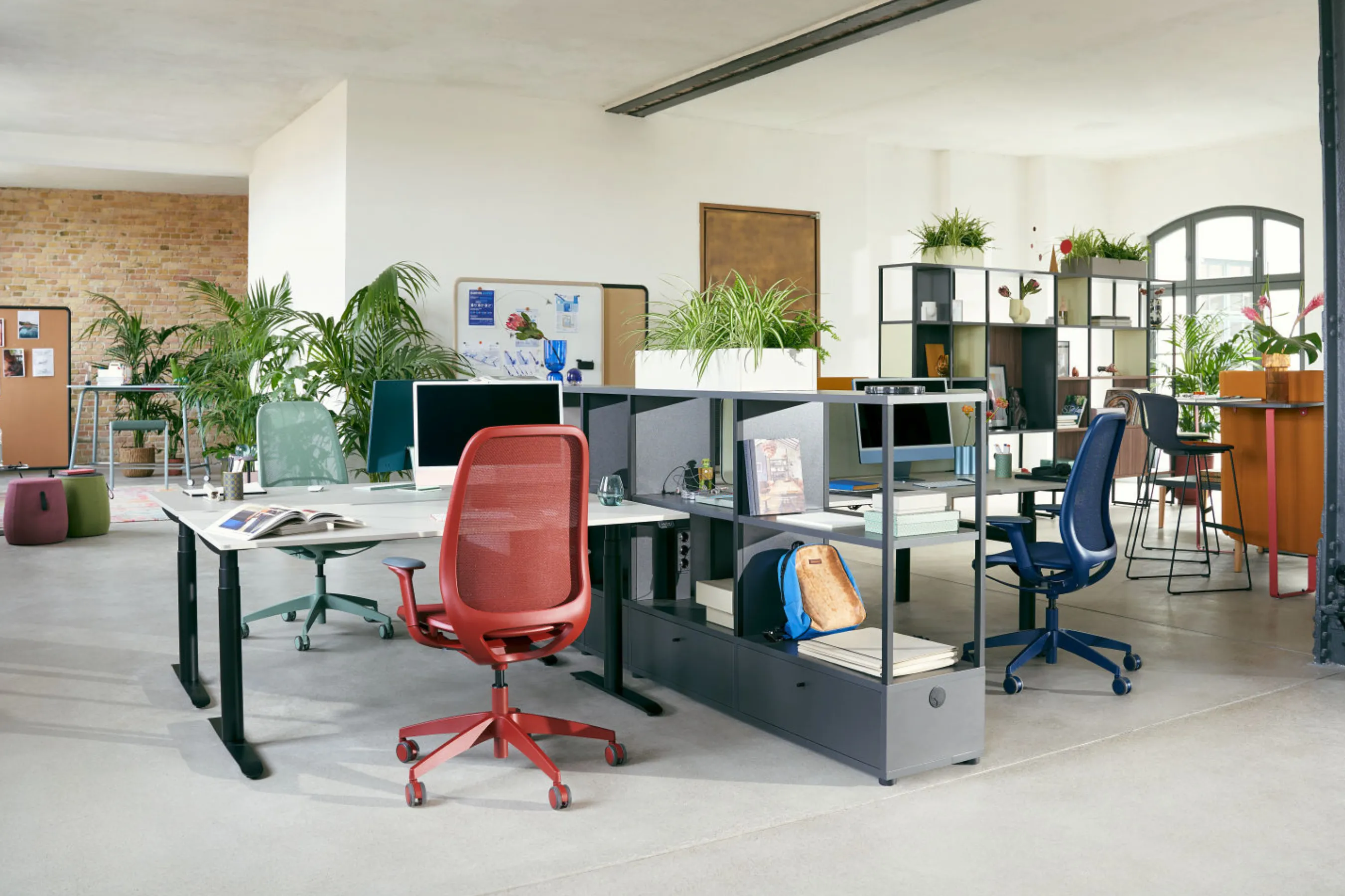 Büro mit Sedus se:lab e-desk Schreibtischen, daran bunte se:air Stühle in offenem Setup