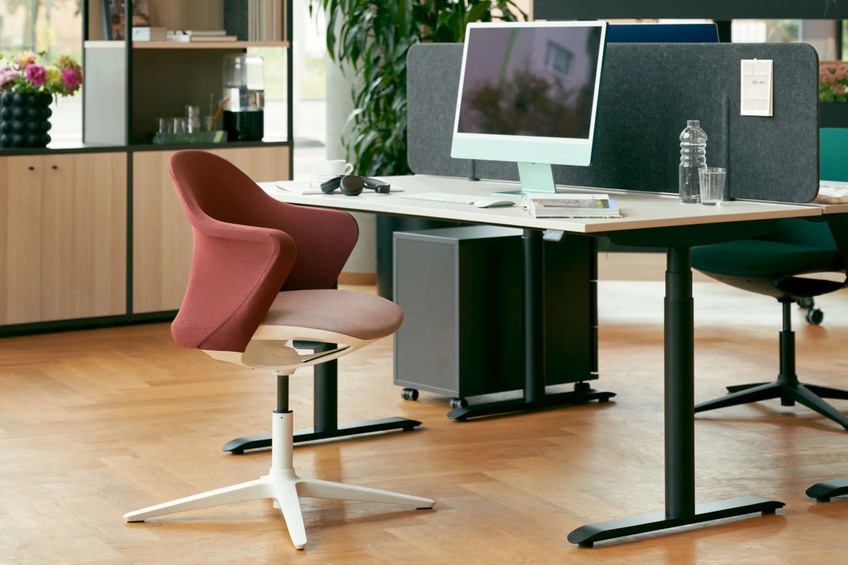 Moderne Büroumgebung mit sedus se:flair Stuhl an se:lab e-desk Schreibtisch mit schwarzem Gestell