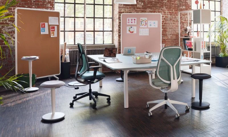 Zwei se:kit Bürostühle in einem Projektraum