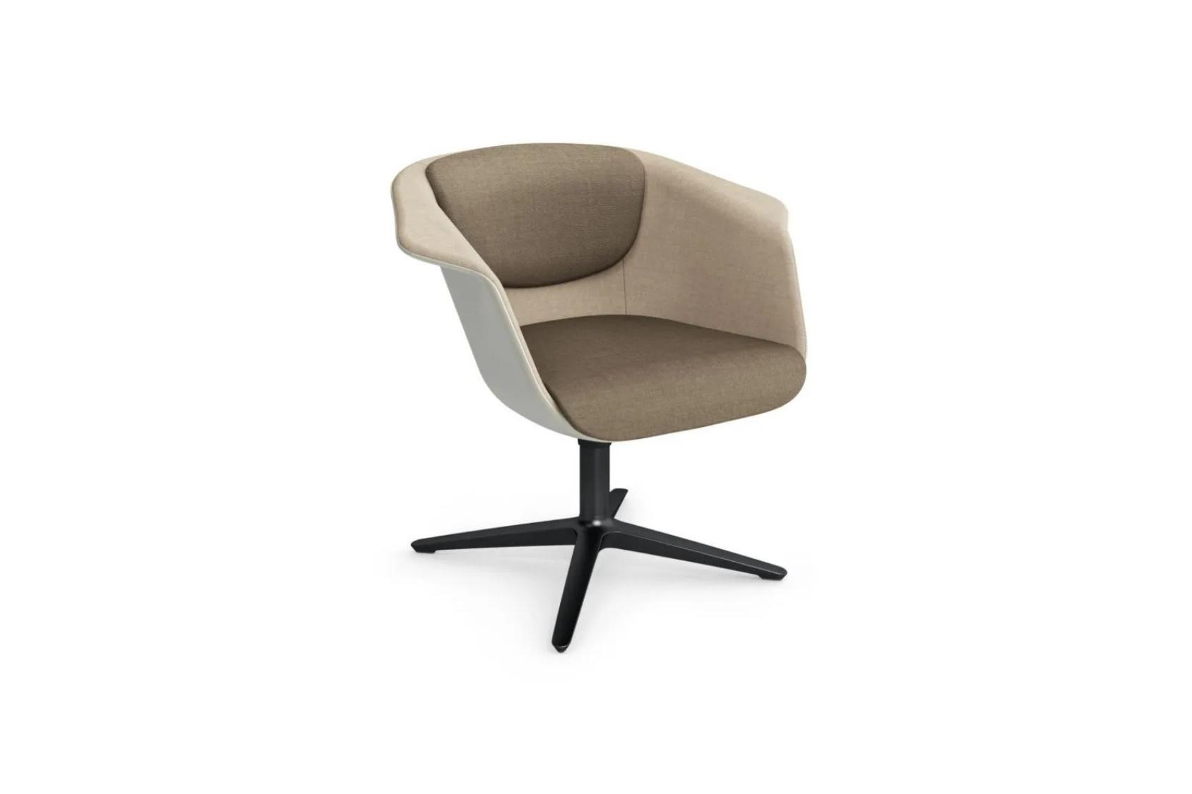 Der Stuhl sweetspot mit beige gepolstertem Sitz und Rückenlehne, schwarzem vierbeinigen Metallfuß
