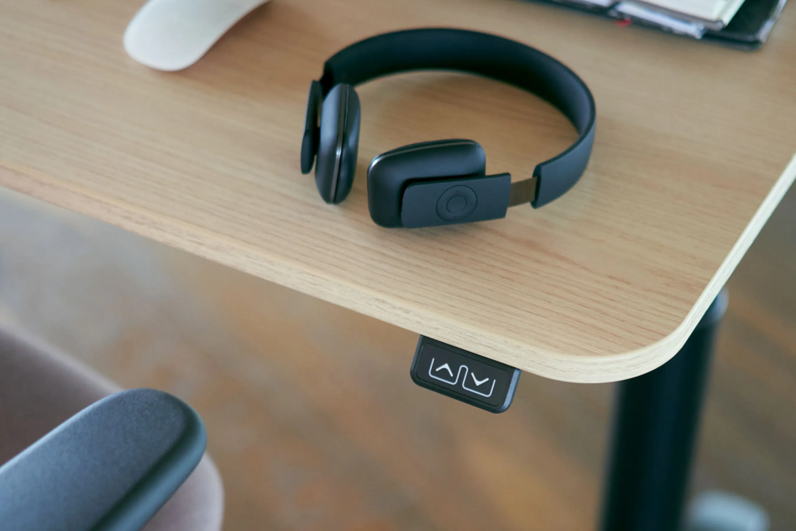 Ecke eines se:lab e-desk Schreibtisch, abgerundet und in Holzoptik